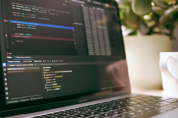 Welche Farben dominieren die kommende Modesaison für Frauen?